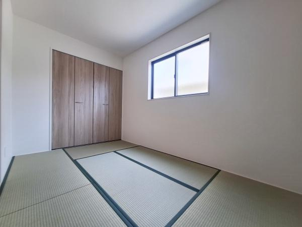 宗方台西1期2号棟の和室|明るい採光が心地よい和室です。シンプルな内装で使い勝手の良いスペースです。押入れ収納も備えているためすっきりとした空間を保てます。畳の温かみが感じられます。