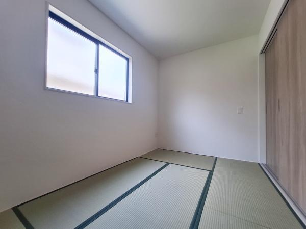 宗方台西1期2号棟の和室|窓からの採光が心地よい和室です。畳の落ち着いた色合いが空間を引き締めます。シンプルな内装でさまざまな用途に適しています。クローゼット付きで収納面も配慮されています。換気もしやすく清潔感があります。