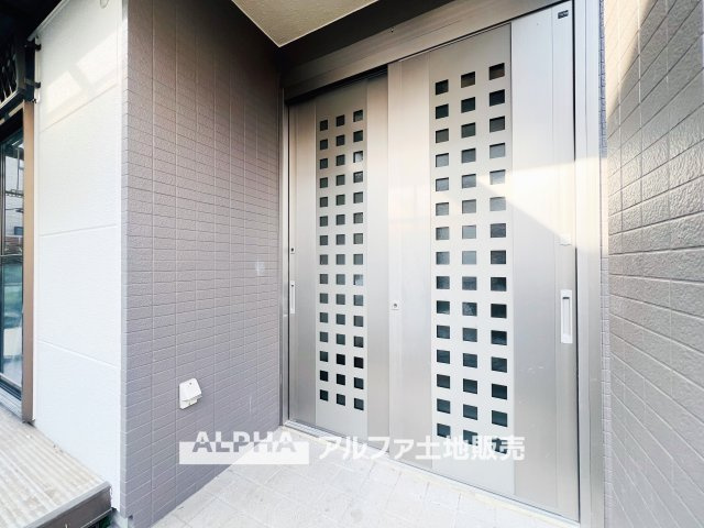 青梅市新町5丁目　再生住宅　中古戸建1邸の玄関|【Entrance】
◆玄関◆出勤。いってきますの声が楽しげに聞こえてくる。ドアーの音も心地よく爽やかな朝の時間が流れます。