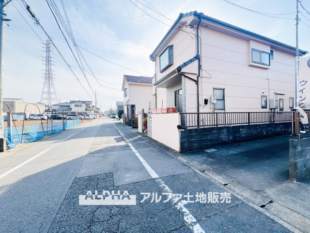 青梅市新町5丁目　再生住宅　中古戸建1邸の前面道路含む現地写真|【restful residence】
◆日々の暮らしの中で◆少し照明を意識すると住空間がよくなり安らげる住まいへと変わって行く。ダウンライトの明かりと、広い空間で家族の暮らしが向上する。