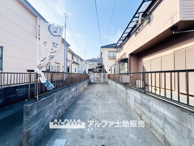 青梅市新町5丁目　再生住宅　中古戸建1邸の駐車場|【Parking for 2 cars】
◆駐車場2台分◆「車が増えそう」「家族の自転車が多い」「バイクも停めたい」など、広い駐車スペースがみんなの欲しいを全て解消してくれます。