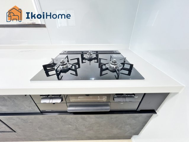 明石市藤が丘1丁目　新築戸建のキッチン|【ホームページに現地動画掲載中】●年中無休：当日予約可●三口コンロには火口にＳＩセンサーを搭載！