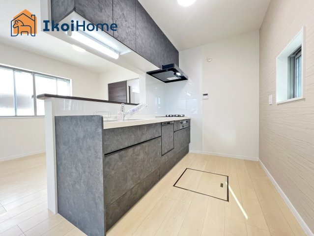 明石市藤が丘1丁目　新築戸建のキッチン|【ホームページに現地動画掲載中】●年中無休：当日予約可●人気の対面式のキッチンで明るい！