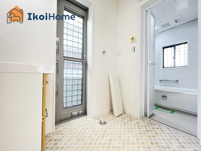 明石市藤が丘1丁目　新築戸建の洗面所|【ホームページに現地動画掲載中】●年中無休：当日予約可●洗面所に勝手口がございます！