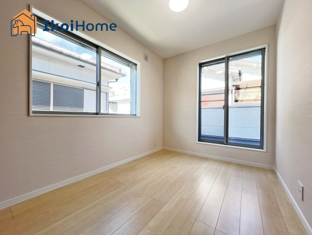 明石市藤が丘1丁目　新築戸建の寝室|【ホームページに現地動画掲載中】●年中無休：当日予約可●2階洋室6.4帖！２面採光で明るいです