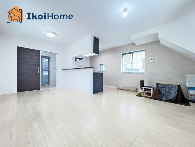 明石市藤が丘1丁目　新築戸建の居間・リビング|【ホームページに現地動画掲載中】●年中無休：当日予約可●広い開放感があり大型家具の設置可能