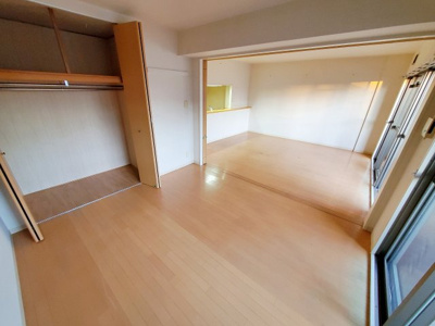 【居間・リビング】 | シャトレ秋桜 | 南向きのお部屋です。