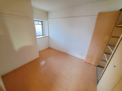 【寝室】 | シャトレ秋桜 | 出窓のあるお部屋です。