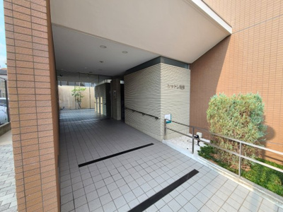 【エントランス】 | シャトレ秋桜 | 明るいエントランスです。