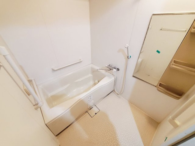 【浴室】 | シャトレ秋桜 | 手すりがあり安全ですね。