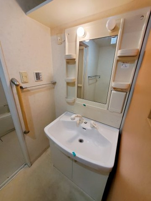 【洗面所】 | シャトレ秋桜 | シャンプードレッサー付きの洗面台です。