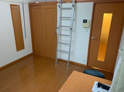 レオパレスエルパセオⅢの居間・リビング