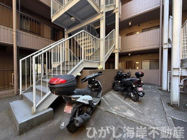 藤沢西ガーデンハウスの駐車場|敷地内バイク置場