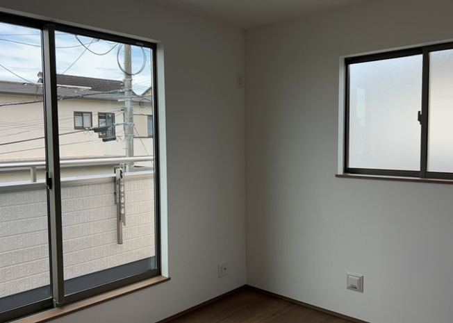 【寝室】 | 寝室でゆっくりと過ごすためにはベッド周りの適度な空間を担保することや窓の位置、照明の明るさ、寝室の広さなどを考える必要があります。自身や家族の構成とライフスタイルに併せて寝室にする部屋を選びましょう！
