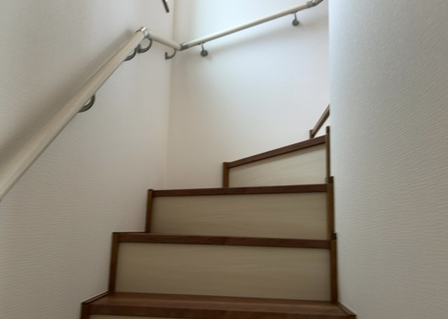 【内装】 | 建物の上下階の通路である階段は、その位置によって動線や室内の印象が大きく左右されます。手摺にも重要な役割があり、転倒の防止・歩行や動作を円滑にして日常生活を支えることを主な目的として設置されています。