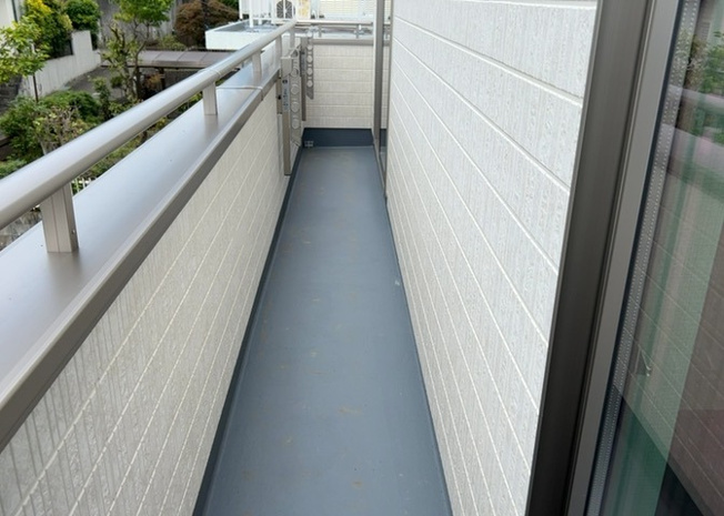 【バルコニー】 | バルコニーは、室外の専用スペースのうち、「屋根がなく開放された空間」であるものを指します。ベランダより広いタイプのものが多く、日当たりもよいため家庭菜園などを楽しみたい人にとって適した環境となります。