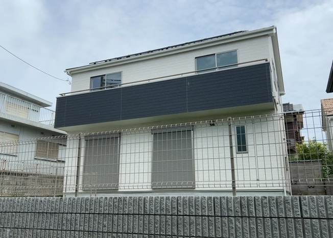【外観】 | ついに完成致しました！現地をご見学に行く際は、道路の幅や周辺の交通量、施設などをご確認頂くことをおすすめします！物件の流れが早いため、内見をしたい方はお早めに当社営業までお問い合わせ頂きご予約下さい！