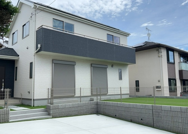 【前面道路含む現地写真】 | 住宅用の土地では前面道路に2m以上接していなければならないと法律で定められています。しかし、お持ちの車のサイズやライフスタイルなどにより、2mでは利便が悪い場合もございますので、事前に確認しましょう。