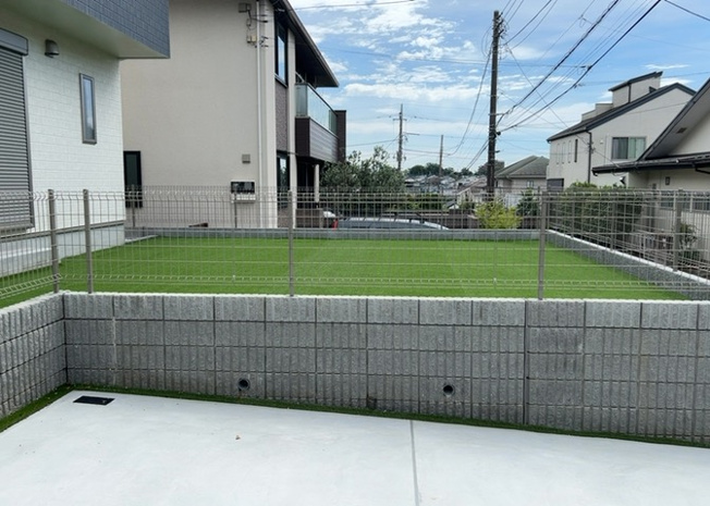 【庭】 | 庭があることでガーデニングや家庭菜園はもちろん、こどもの遊び場やペットを放して遊ぶことができます。また、家の周囲に余裕があるということです。隣地との間があれば、十分な日当たりと、風通しが確保できます。