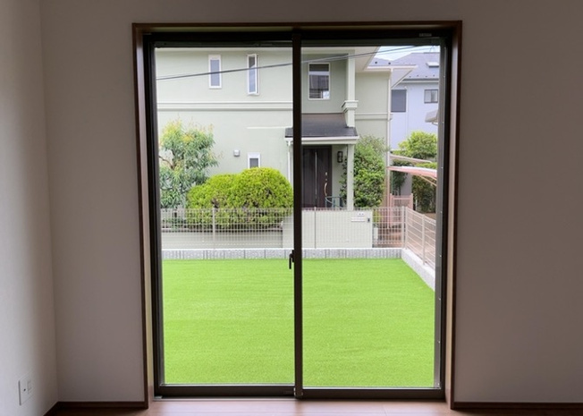【内装】 | サッシとは、ガラス窓に使用される金属製の窓枠のことです。一般的に住宅建築では、金属製建具工事の段階で備え付けるもので、ガラス類や玄関、バスルームのスチール製のドアなどと同じタイミングで工事を行います。