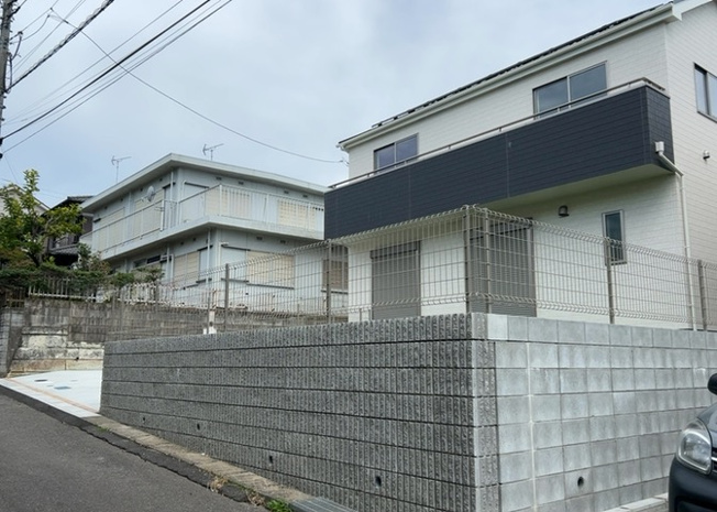 【前面道路含む現地写真】 | お持ちの車種によっては前面道路が広い方が便利でしょう。しかし、前面道路が広ければその分交通量が多くなるため、騒音などが気になる場合があります。実際に現地を見学し、周辺交通量や騒音などを確認しましょう！