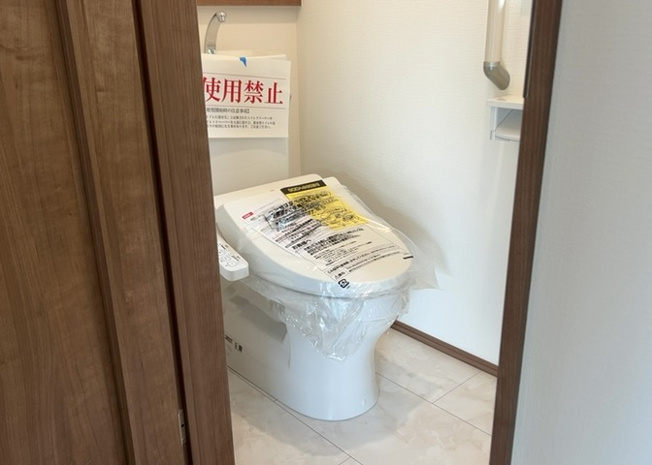 【トイレ】 | トイレは大きさや形、機能、抗菌性などが異なる多種多彩なタイプが各メーカーから出ています。それぞれに良さがあるため、事前にどういったタイプのトイレがいいのかをご家庭内で決めて、内見に行くといいでしょう。