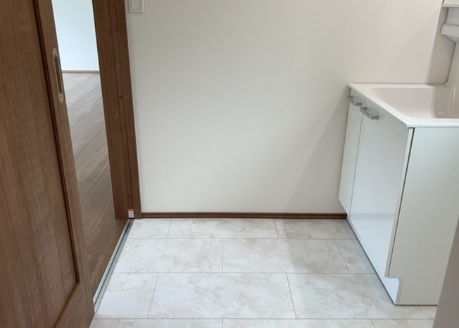 【脱衣所】 | 多くの戸建て住宅で見かける洗面脱衣所は、洗面台と洗濯機が2畳ほどのスペースに並べられていて、洗面所が脱衣所を兼ね備えている間取りが一般的です。お客様が利用することもある、パブリックな空間でもあります。