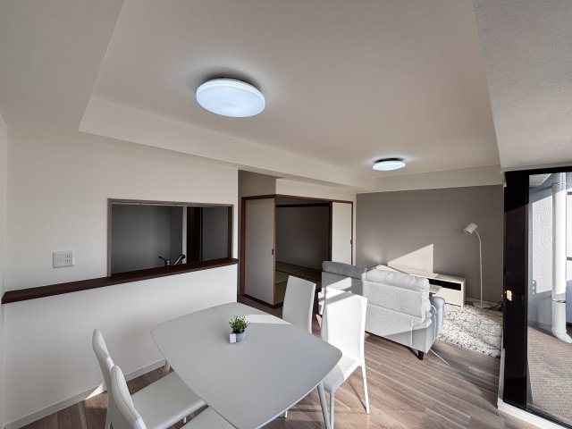 グランシャリオ可部中央の居間・リビング|対面キッチンのカウンター越しに会話。家事をしながら見守れます。