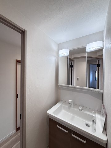 グランシャリオ可部中央の独立洗面台|洗面台は新品交換。収納付きで朝の身支度も快適です。