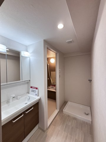 グランシャリオ可部中央のランドリースペース|洗面台横に洗濯機置き場。朝の支度と洗濯を同時に進めやすい配置です。