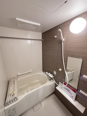 グランシャリオ可部中央の浴室|浴室新品交換。浴室乾燥機付きで入浴時間もゆったり快適です。
