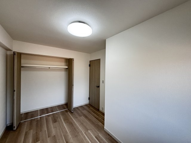 グランシャリオ可部中央の洋室|家具の配置はしやすいお部屋です。寝室や書斎など用途を分けて使えます。