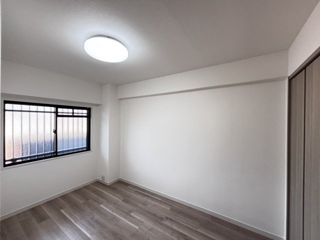 グランシャリオ可部中央の洋室|窓から光がはいる洋室。個室として使いやすく在宅わーくにも便利です。