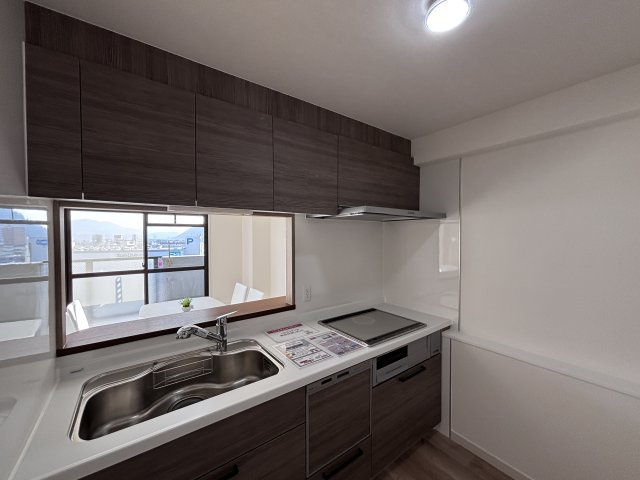 グランシャリオ可部中央のキッチン|キッチン新品交換。作業スペースも確保され料理がはかどります。