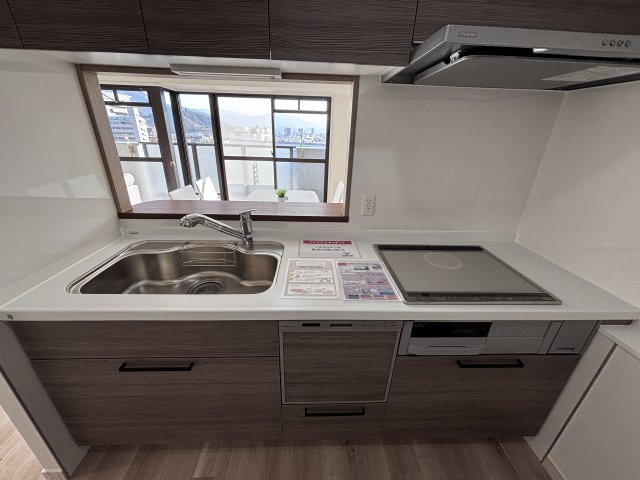 グランシャリオ可部中央のキッチン|IH仕様でお手入れラクラク。水栓回りも霧で清潔感があります。