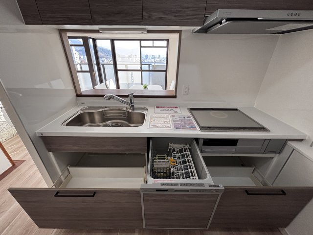 グランシャリオ可部中央のキッチン|家族と会話しながら料理が楽しめるレイアウト。
