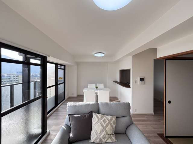 グランシャリオ可部中央の居間・リビング|LDK14.9帖。窓面が広く、明るさと開放感が魅力です。