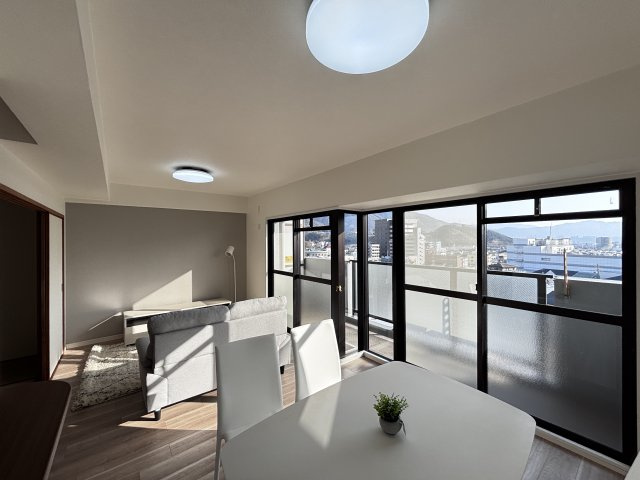 グランシャリオ可部中央の居間・リビング|ダイニング配置もしやすい形。生活動線がイメージできます。