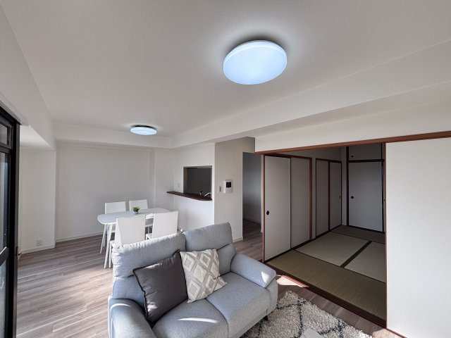 グランシャリオ可部中央の居間・リビング|和室とつながるLDK。来客時も使い勝手のよい間取りです。