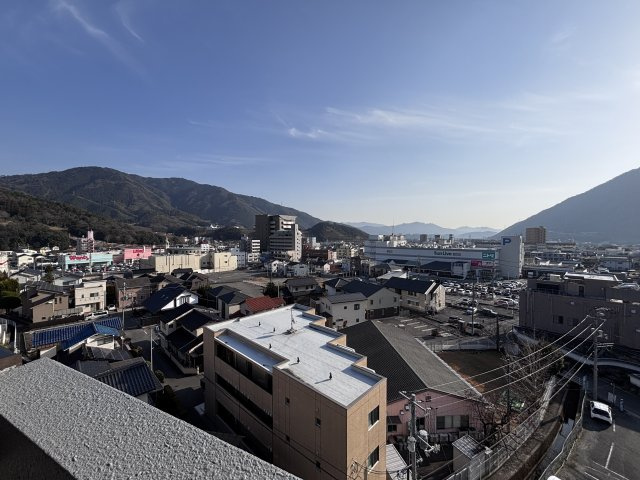 グランシャリオ可部中央の展望|上階層ならではの見晴らし。空が広く、風通しも良好です。