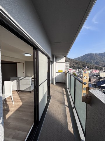 グランシャリオ可部中央のバルコニー|奥行き感のあるバルコニー。眺望や日当たりも要チェックです。