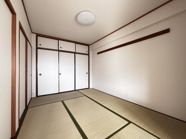 グランシャリオ可部中央の和室|約6帖の和室。客間やお昼寝スペースにも使いやすい一室。