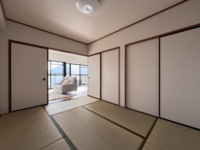 グランシャリオ可部中央の和室|リビング続きの和室で広がり感。小さなお子様にも安心です。