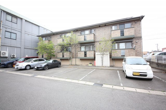 プレジール伏見の駐車場