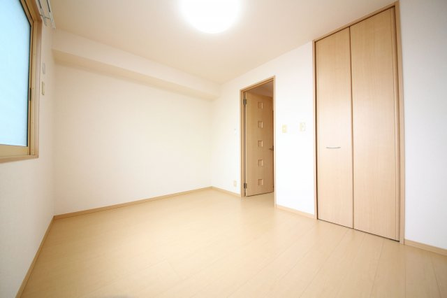 プレジール伏見の洋室