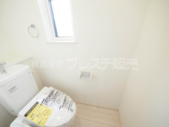 奈良市学園緑ヶ丘２丁目の新築一戸建のトイレ|現地写真（１号地２階トイレ）温水洗浄便座を標準装備！