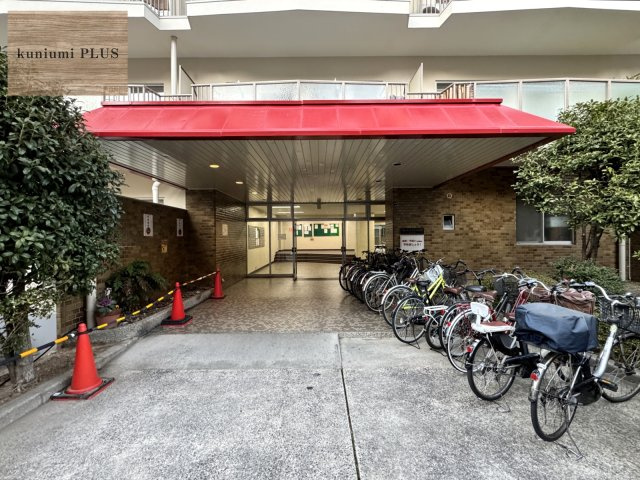 クローバーハイツ森小路2号棟のエントランス