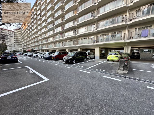 クローバーハイツ森小路2号棟の駐車場