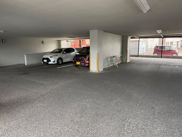 シャトレ愛松一宮Ⅶの駐車場