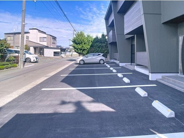 グリューン Sの駐車場